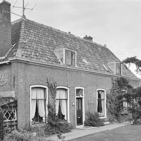 Dwarshuis, zonder verdieping en met pannen schilddak, waarin twee dakkapellen met geprofileerde lijsten. Gemetselde hoeklisenen. Geprofileerde gootlijst; getoogde vensters, eenvoudig bovenlicht