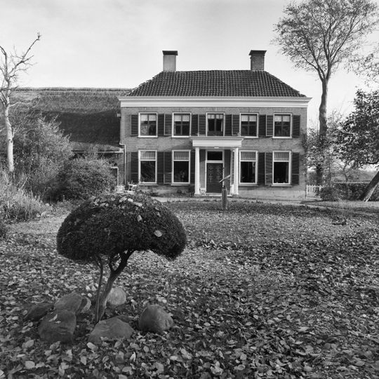 Boerderijcomplex met herenhuisachtig woongedeelte met zuilenportiek