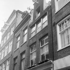 Vierraamshuis met originele etage-woningen