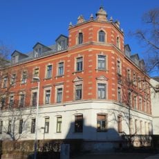 Mietshaus in offener Bebauung in Ecklage, mit Vorgarten Florastraße 12a