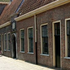 Proveniershuisjes. Lage reeks huisjes onder een rechte gootlijst