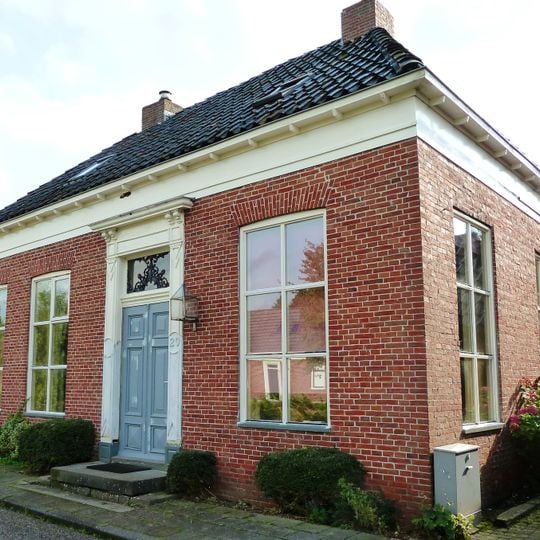 Pand met omlijste ingang en oorspronkelijke deur en zesruitsvensters onder schilddak