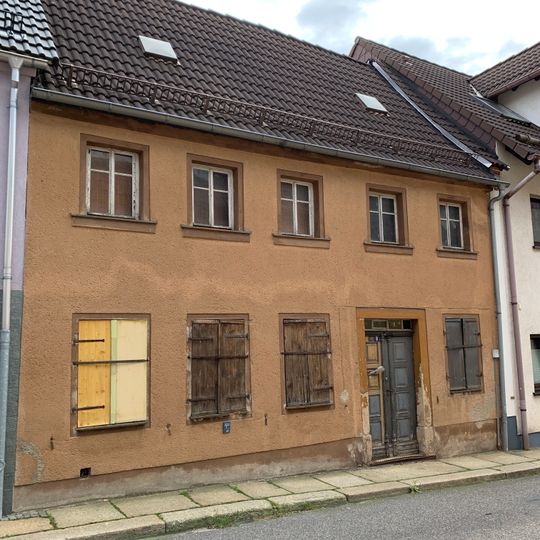 Wohnhaus in geschlossener Bebauung Pfarrhain 8