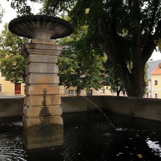 Kamenná nádrž na vodu u kostela ve Žluticích