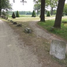 Heeswijk: elementen voor het kasteel op het pad