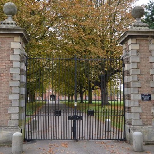 Jesus College, Gateway To Victoria Avenue