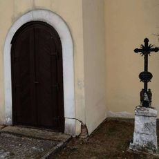 Kříž na návsi v Újezdu