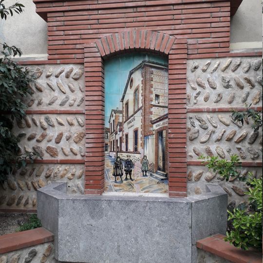 Pavage représentant la première école communale de Cabestany. Sûrement associée à une fontaine à l'époque.