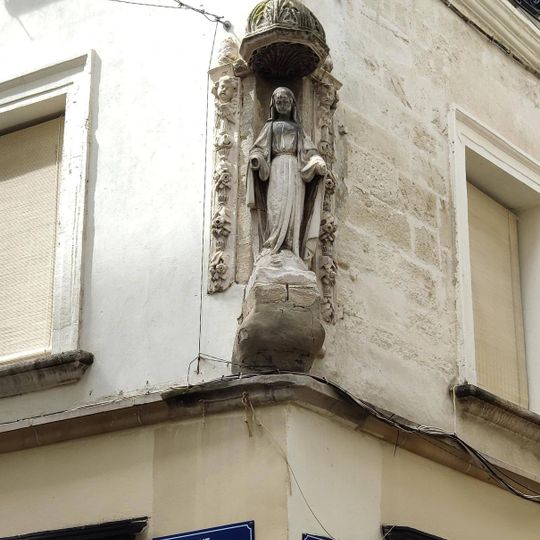 Statue de vierge sur un globe.
