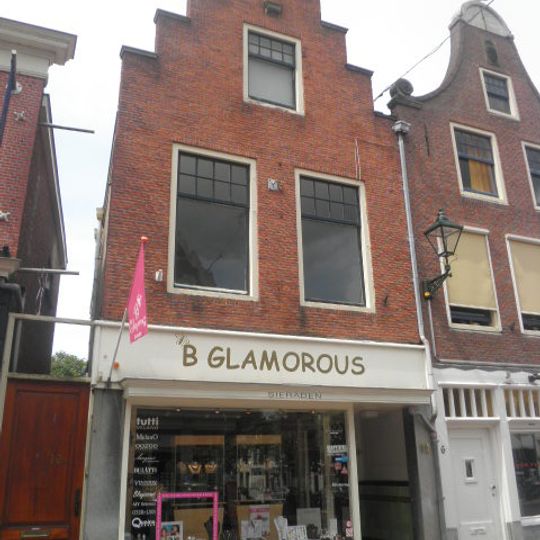 Pand met trapgevel, toppinakel op kraagsteen, geprofileerde natuurstenen platen op de treden