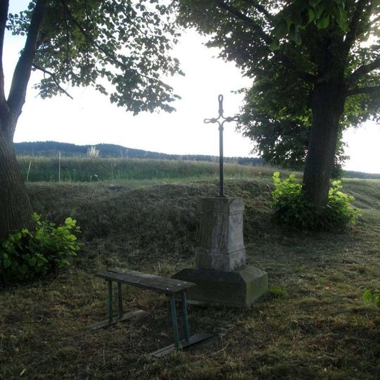 Kříž severně od Lhoty pod Radčem na rozcestí