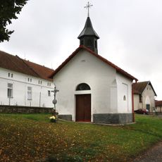 Kříž před kaplí v Chválově