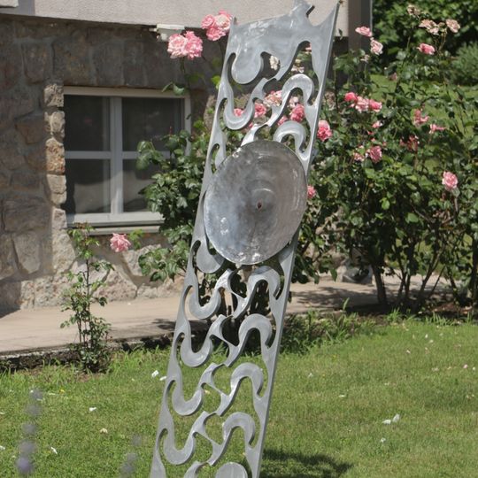 Plastika u domu Radkovská 15 v Praze