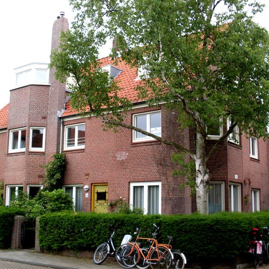 Harmoniehof: centraal-oostelijk dubbel woonhuis