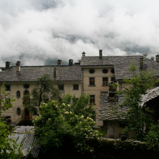 Casa di Mezzo, con stallazzo