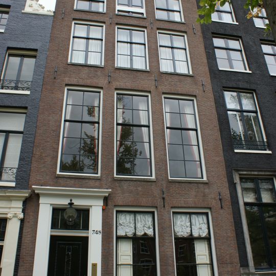 Pand met gevel onder rechte lijst met dakkapel