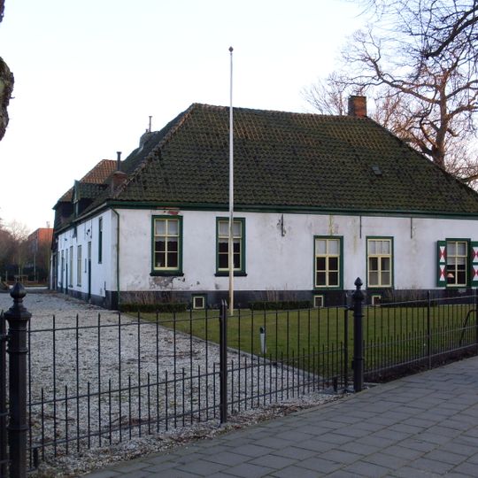 Boerderij, laag gepleisterd huis, opkamer, zakgoot