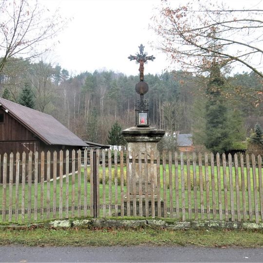 Kříž v zahradě domu 72 ve Všemilech