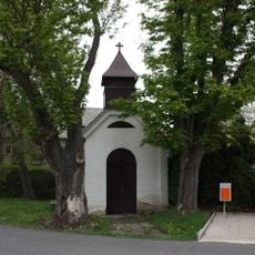 Kaplička ve středu obce Třebutičky