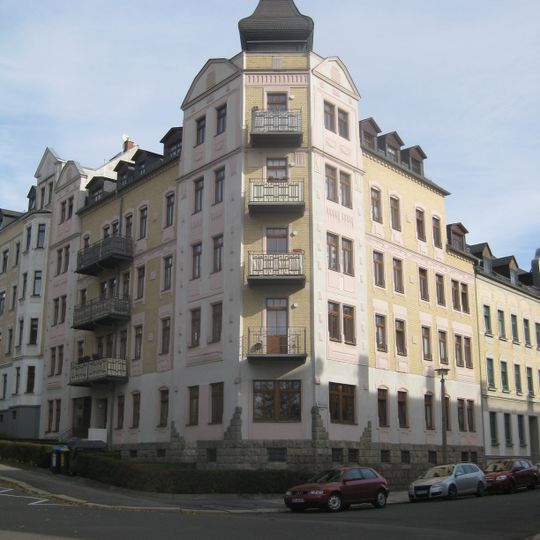 Mietshaus in geschlossener Bebauung in Ecklage mit Vorgarten Schüffnerstraße 18