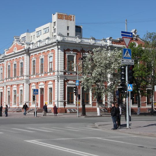 Respubliki Street 44 / Pervomayskaya Street 12