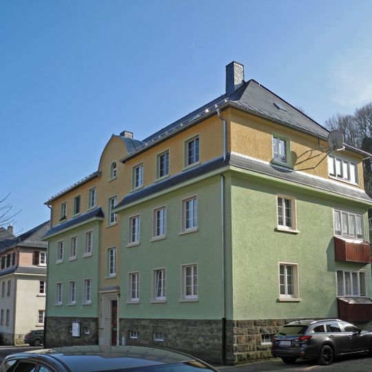 Genossenschafts-Wohnhaus in offener Bebauung Lindenstraße 2