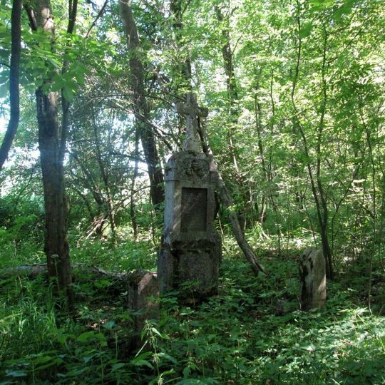 Kříž severně od Zhořce v lese