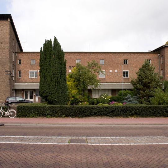 Bedrijfsgebouw met kantoor en woonhuis