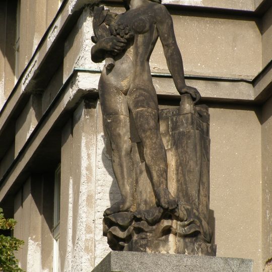 Socha alegorie Dunaje na budově na rohu ulic Rooseveltova a Charlese de Gaulla