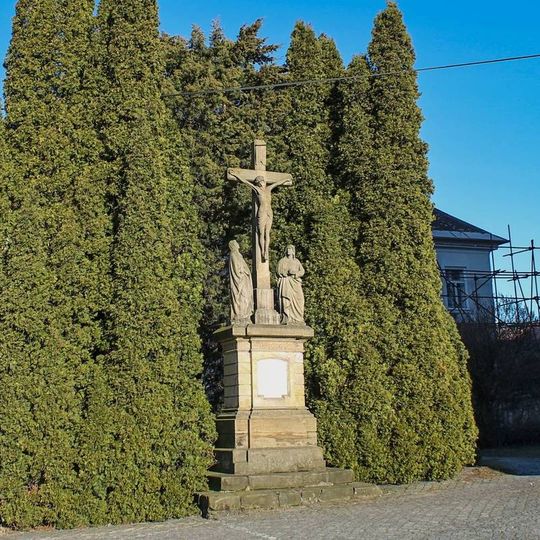 Kříž se sousoším Kalvárie ve Zvoli u kostela