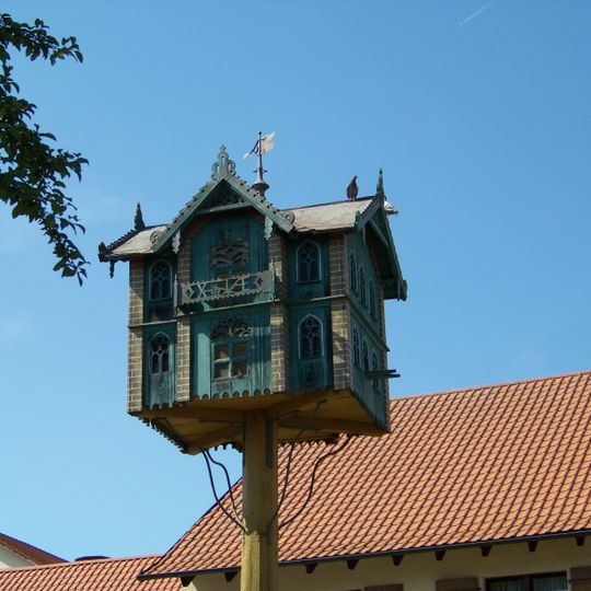 Zugehöriger Taubenschlag in Form eines Hauses