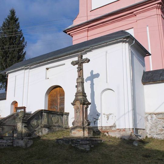 Kříž v Jakubovicích před kostelem
