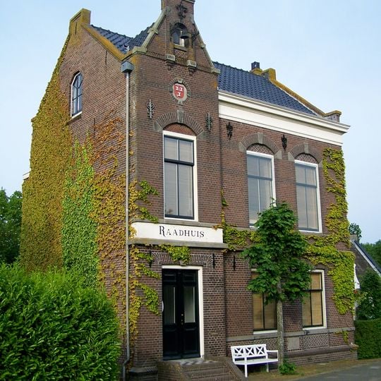 Vrijstaand voormalig raadhuis