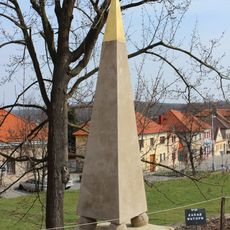 Obelisk v zámeckém parku v Mníšku pod Brdy