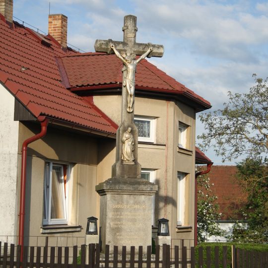 Kříž v Křeči u křižovatky