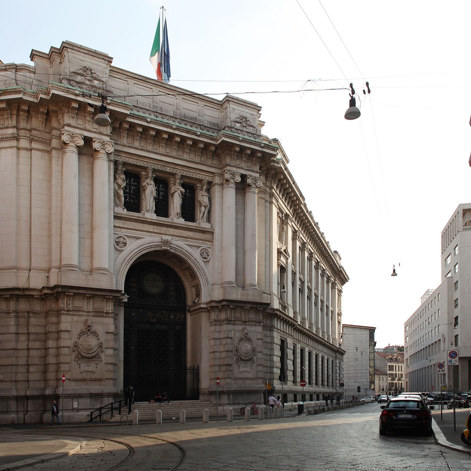 palazzo-della-banca-d-italia-bank-palace-in-cordusio-district-milan