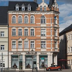Mietshaus mit Ladenzone, in Ecklage und geschlossener Bebauung Ratsgasse 1