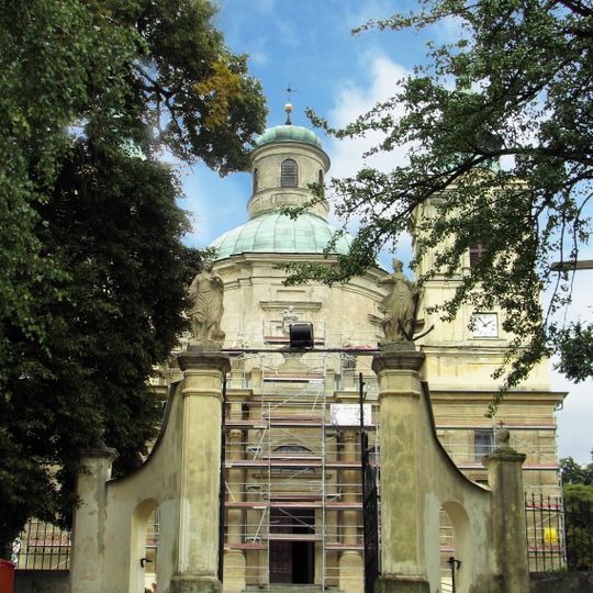 Brama na cmentarz przy kościele św. Józefa w Klimontowie