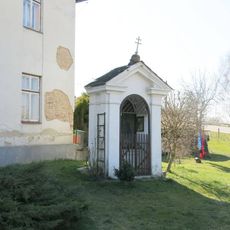Kaplička v zahradě domu 8 v České Vsi