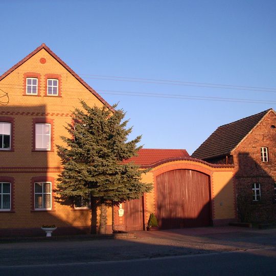 Bauernhof mit Wohnhaus, Ausgedingehaus, Seitengebäude und Hofmauer sowie Feldscheune Dorfstraße 36