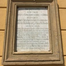 Pamětní deska oslavy Konštantinského rozkazu na budově gymnásia ve Velehradě