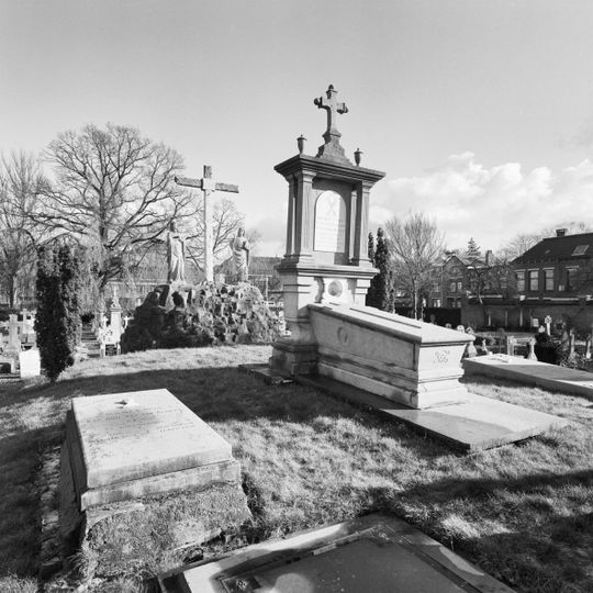Complex Bernaertsstraat: grafmonument voor pastoor W. Hellemons