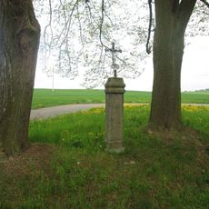 Kříž severně od Třebíšova u rybníka