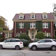 225 Giles Boulevard West