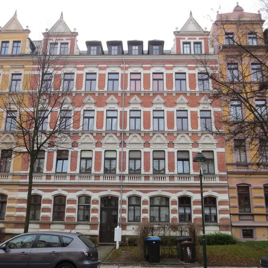 Mietshaus in geschlossener Bebauung mit Vorgarten Uhlichstraße 23
