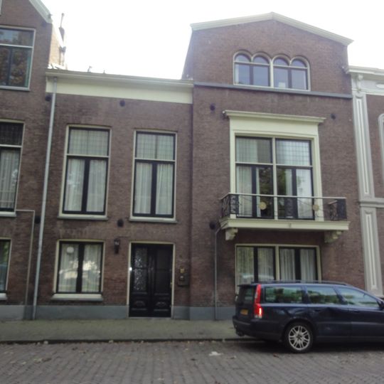 Sint Walburg 6, Tiel