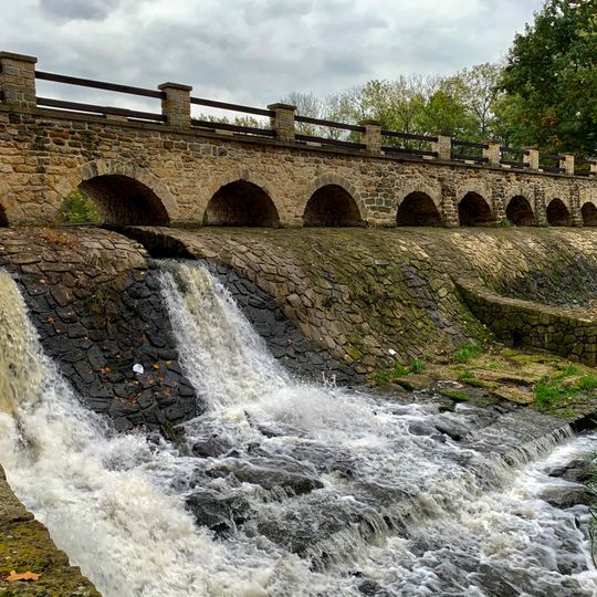 Most přes přeliv Počernického rybníka