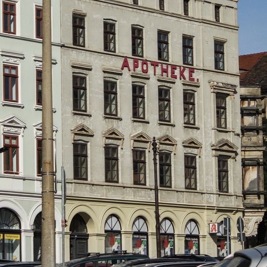 Wohn- und Geschäftshaus in geschlossener Bebauung, Eckhaus zum Grünen Graben Demianiplatz 56