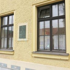 Pamětní deska Bonifáce Císaře na budově školy ve Veverské Bítýšce