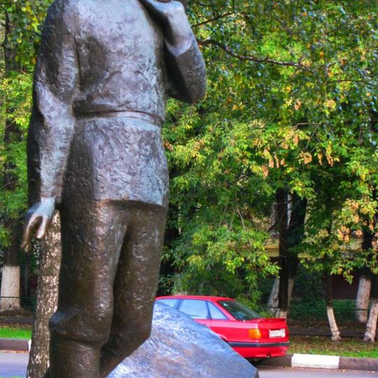 Есенин бульварында Есенин һәйкәле